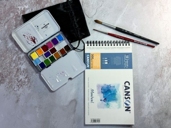 Matériel pour peindre une montagne à l'aquarelle