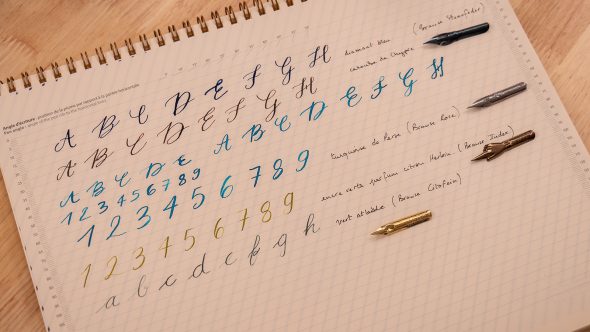 Planche d'exercice de calligraphie anglais avec différentes encres et plumes